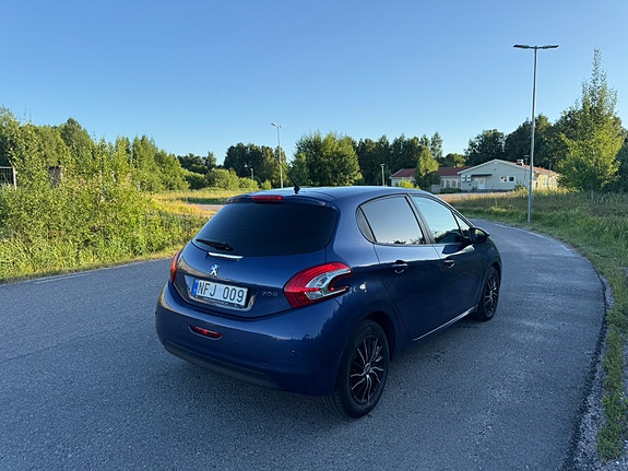 Peugeot 208 3 of 5