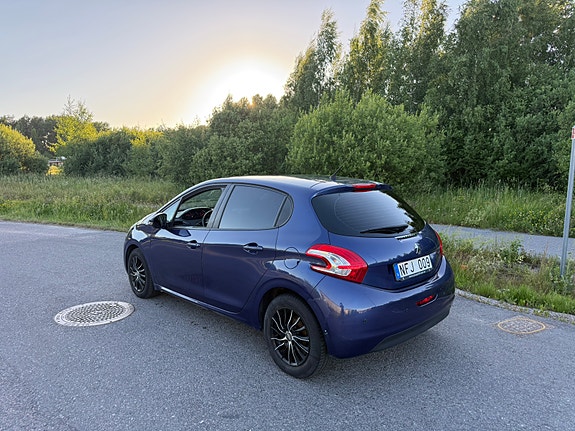 Peugeot 208 2 of 5