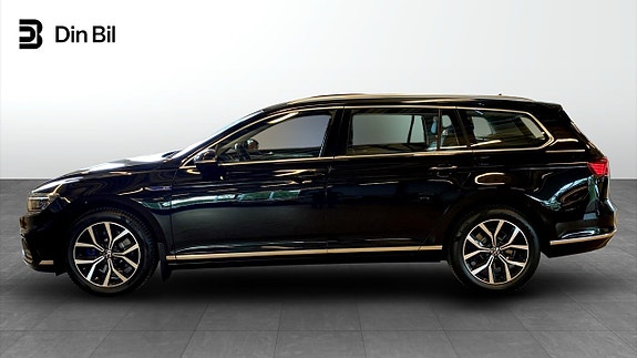 Volkswagen Passat 2 of 5