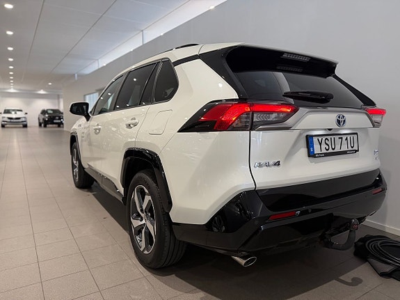 Toyota RAV4 Plug-in Hybrid 4 of 5