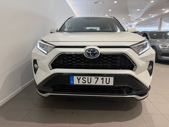 Toyota RAV4 Plug-in Hybrid 2 of 5