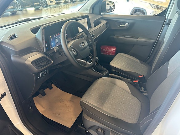 Ford Transit Courier 10 of 13