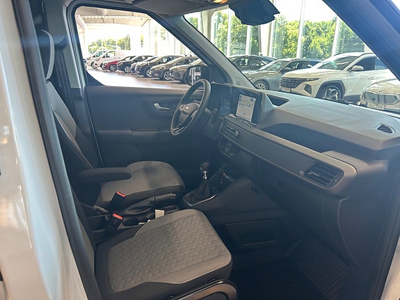Ford Transit Courier 12 of 13