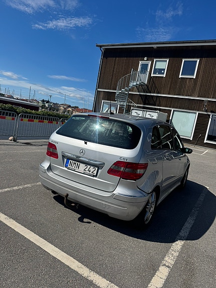 Mercedes-Benz B200 4 of 5