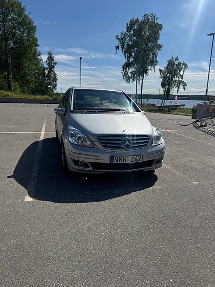 Mercedes-Benz B200 2 of 5