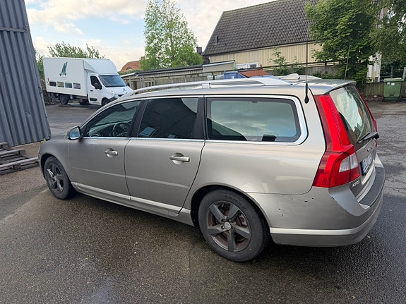 Volvo V70 3 of 5