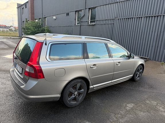 Volvo V70 2 of 5