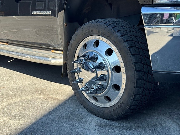 Chevrolet Silverado 3 of 5
