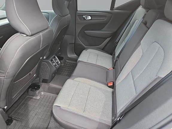 Volvo XC40 4 of 5