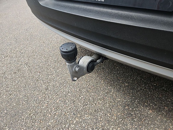 Volvo XC40 2 of 5