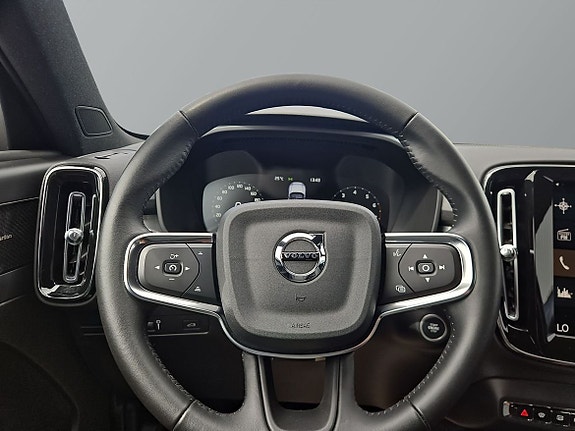 Volvo XC40 10 of 16