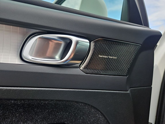 Volvo XC40 11 of 16