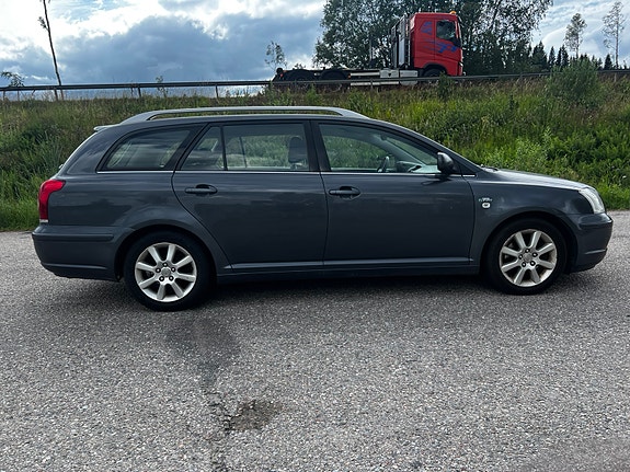 Toyota Avensis 2 of 5