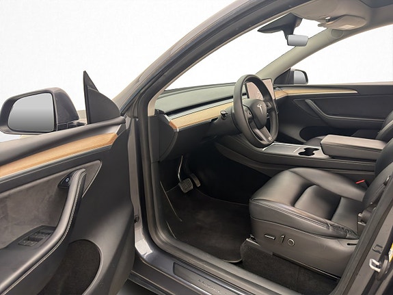 Tesla Model Y 10 of 30