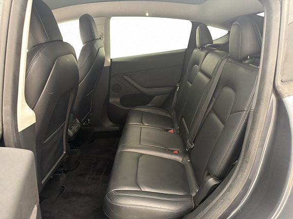 Tesla Model Y 28 of 30