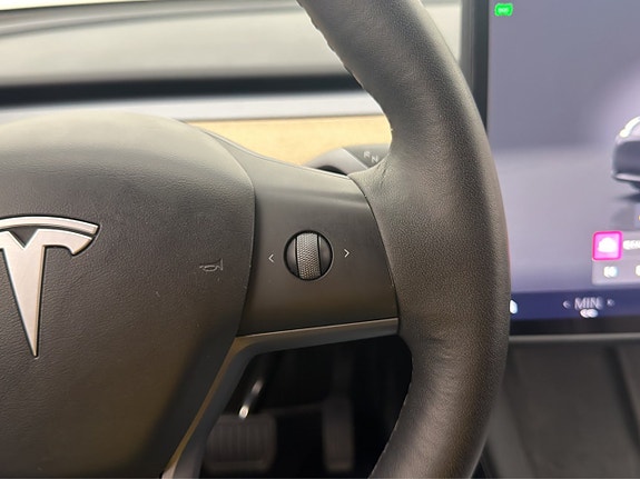 Tesla Model Y 14 of 30