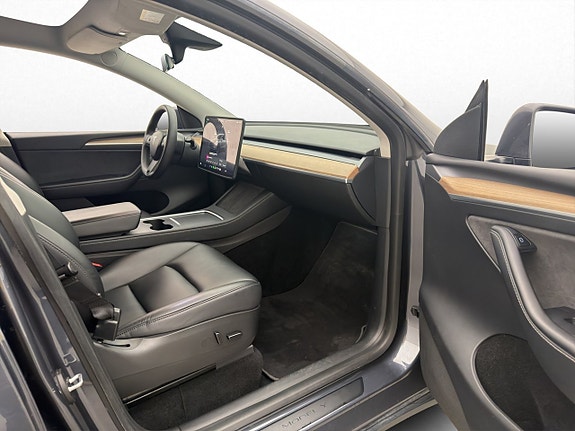 Tesla Model Y 26 of 30