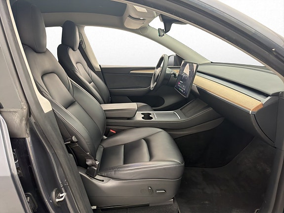 Tesla Model Y 27 of 30