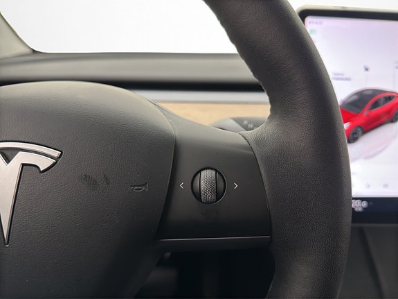 Tesla Model Y 21 of 30