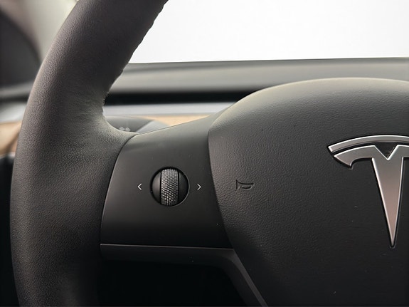 Tesla Model Y 20 of 30