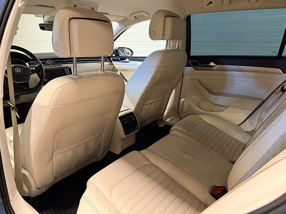 Volkswagen Passat 17 of 22