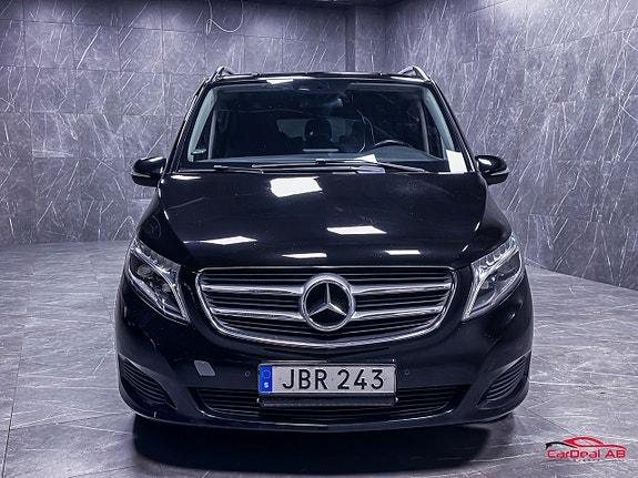 Mercedes-Benz V220 2 of 5