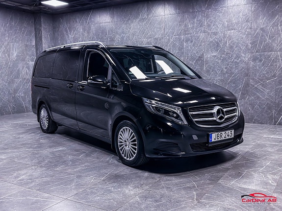 Mercedes-Benz V220 3 of 5