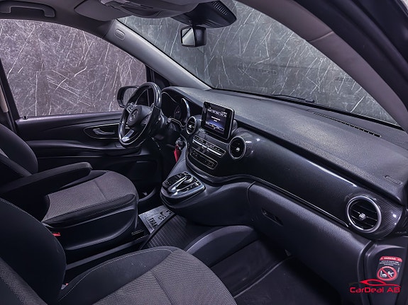 Mercedes-Benz V220 11 of 28