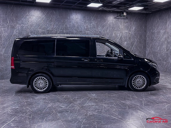 Mercedes-Benz V220 4 of 5