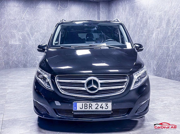 Mercedes-Benz V220 2 of 28
