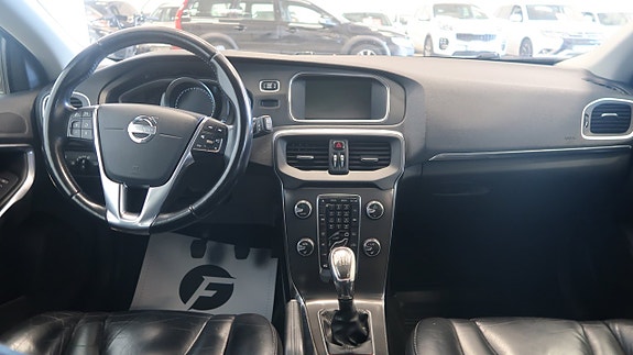 Volvo V40 11 of 16