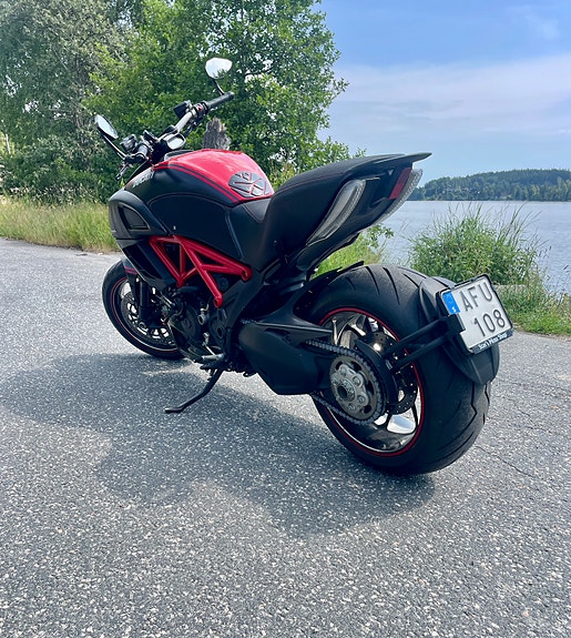 Ducati Diavel Carbon Edition ABS 2 of 4