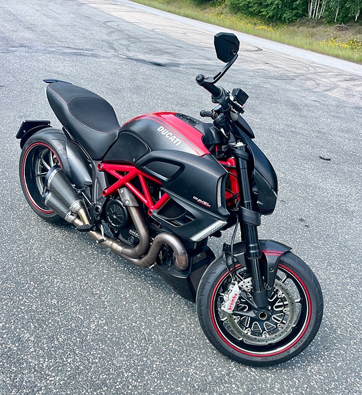 Ducati Diavel Carbon Edition ABS 3 of 4