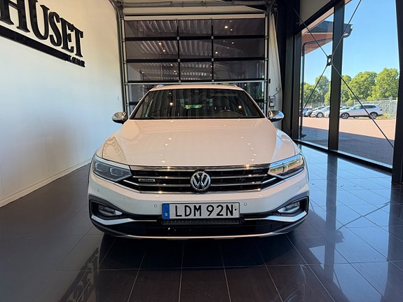 Volkswagen Passat Alltrack 2 of 5