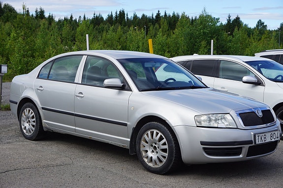 Skoda Superb 2 of 5