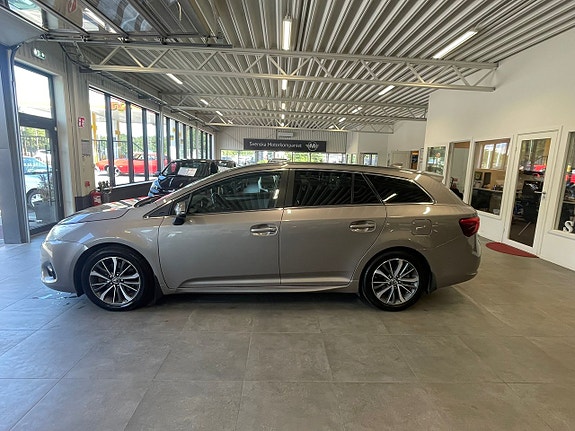 Toyota Avensis 3 of 5