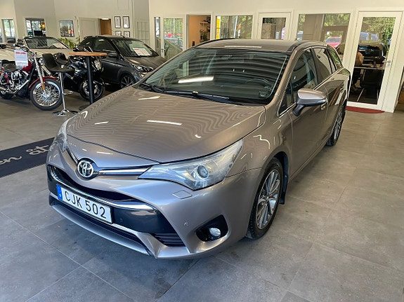 Toyota Avensis 2 of 5