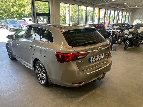 Toyota Avensis 4 of 5