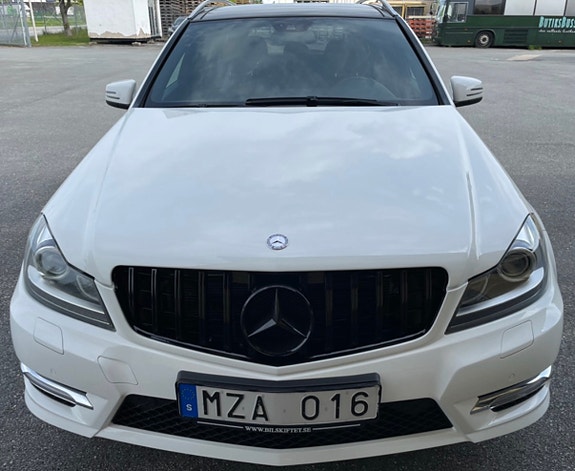 Mercedes-Benz C220 2 of 6