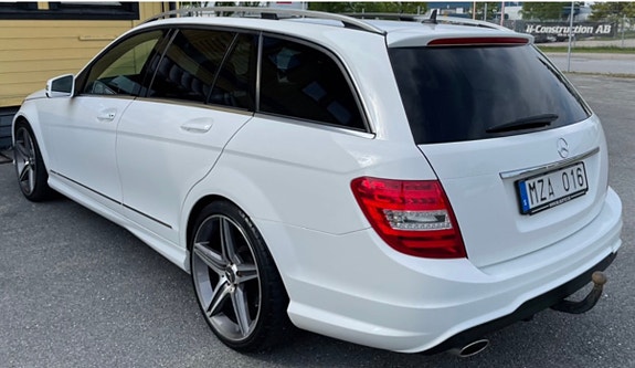 Mercedes-Benz C220 3 of 6