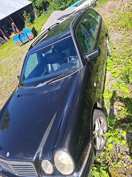 Mercedes-Benz E320 4 of 4
