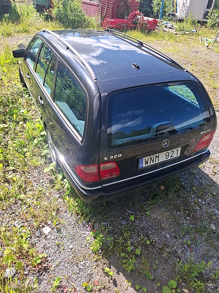 Mercedes-Benz E320 3 of 4