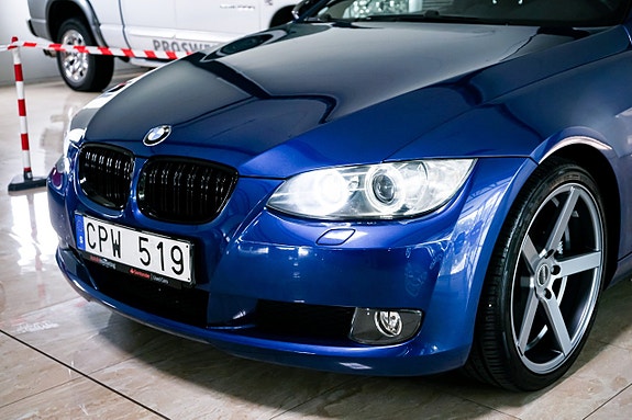 BMW 325i 4 of 5