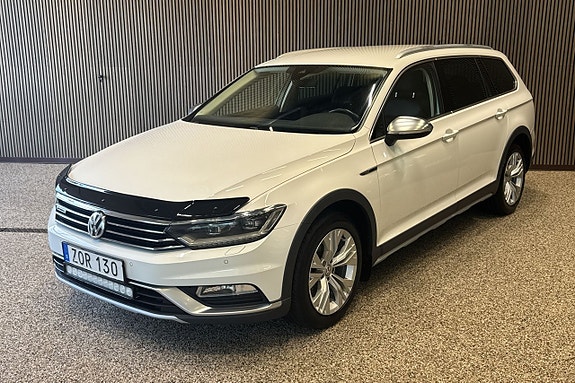 Volkswagen Passat Alltrack 2 of 5