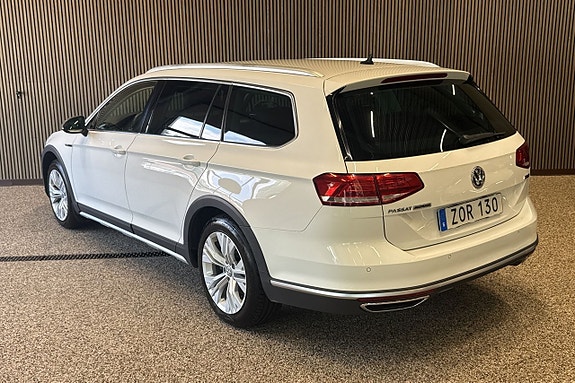 Volkswagen Passat Alltrack 3 of 5