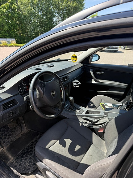 BMW 320i 5 of 6