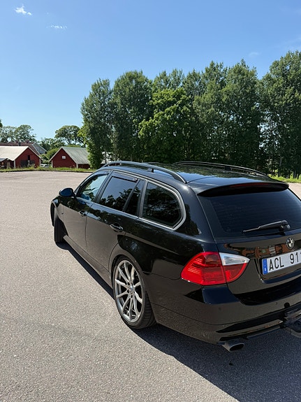 BMW 320i 4 of 6