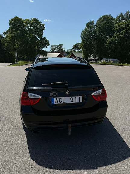 BMW 320i 3 of 6