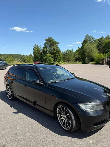 BMW 320i 2 of 6