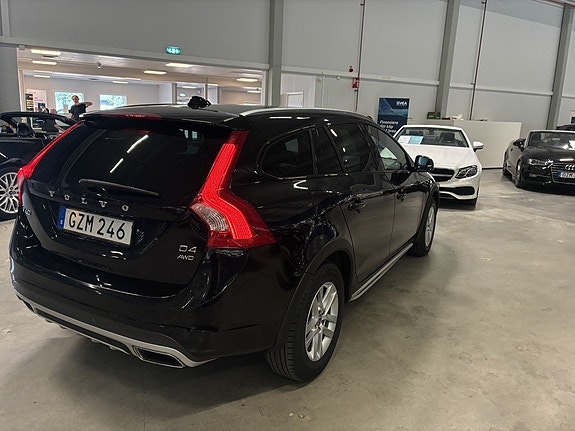 Volvo V60 Cross Country 3 of 5